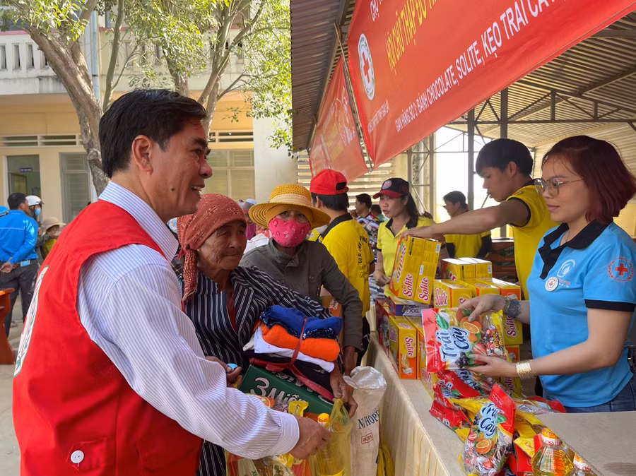 Người dân xã Ia Yeng phấn khởi nhận quà từ các gian hàng. Ảnh: Vũ Chi
