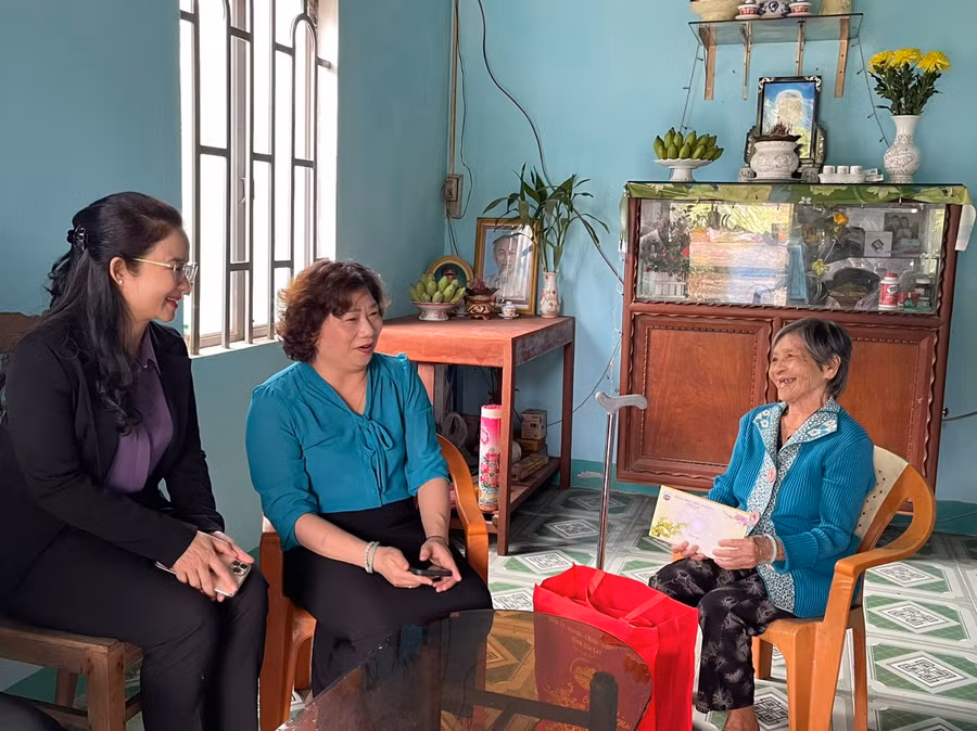 Đoàn công tác do Trưởng ban Dân vận Tỉnh ủy Phạm Thị Tố Hải (thứ 2 từ trái qua) làm trưởng đoàn đến thăm, chúc Tết gia đình bà Ngô Thị Mao (bìa phải, tổ 5, phường Hòa Bình). Ảnh: Vũ Chi