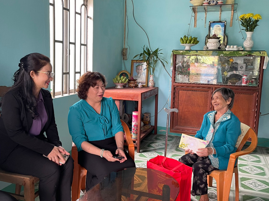 Đoàn công tác do Trưởng ban Dân vận Tỉnh ủy Phạm Thị Tố Hải (thứ 2 từ trái qua) làm trưởng đoàn đến thăm, chúc Tết gia đình bà Ngô Thị Mao (bìa phải, tổ 5, phường Hòa Bình). Ảnh: Vũ Chi Đoàn công tác do Trưởng ban Dân vận Tỉnh ủy Phạm Thị Tố Hải (thứ 2 từ trái qua) làm trưởng đoàn đến thăm, chúc Tết gia đình bà Ngô Thị Mao (bìa phải, tổ 5, phường Hòa Bình). Ảnh: Vũ Chi