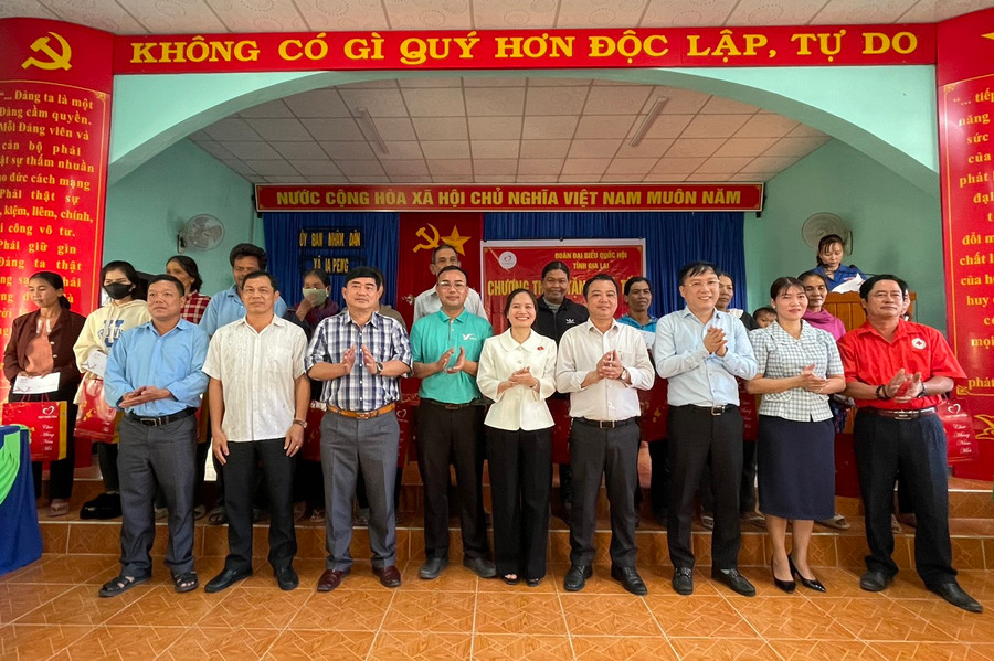 Đoàn đại biểu Quốc hội tỉnh, đại diện Quỹ Thiện Tâm và lãnh đạo Huyện ủy, UBND huyện Phú Thiện tặng quà các hộ nghèo xã Ia Peng. Ảnh: Vũ Chi Đoàn đại biểu Quốc hội tỉnh, đại diện Quỹ Thiện Tâm và lãnh đạo Huyện ủy, UBND huyện Phú Thiện tặng quà các hộ nghèo xã Ia Peng. Ảnh: Vũ Chi