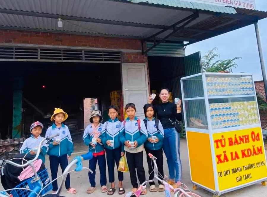 Chị Lê Thị Kiều (thôn Plei Kđăm, xã Ia Kđăm) mở Tủ bánh 0 đồng cấp phát miễn phí đồ ăn sáng cho học sinh nghèo. Ảnh: Vũ Chi