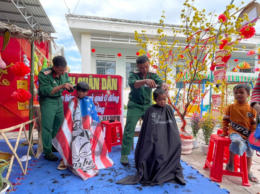 Ban Giám hiệu Trường Mẫu giáo Tuổi Thơ (xã Chư Băh, thị xã Ayun Pa) phối hợp cùng đơn vị kết nghĩa Kho Kỹ thuật K54 tổ chức gian hàng 0 đồng và cắt tóc miễn phí cho học sinh. Ảnh: Vũ Chi Ban Giám hiệu Trường Mẫu giáo Tuổi Thơ (xã Chư Băh, thị xã Ayun Pa) phối hợp cùng đơn vị kết nghĩa Kho Kỹ thuật K54 tổ chức gian hàng 0 đồng và cắt tóc miễn phí cho học sinh. Ảnh: Vũ Chi