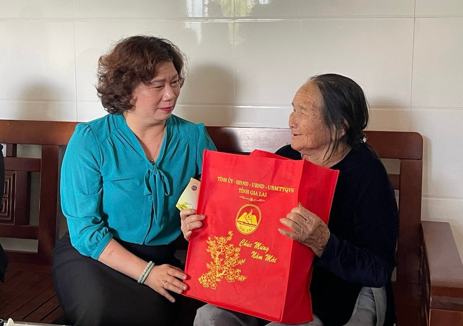 Trưởng ban Dân vận Tỉnh ủy Phạm Thị Tố Hải (bìa trái) thăm, tặng quà gia đình bà Võ Thị Của (thương binh, tổ 5, phường Cheo Reo, thị xã Ayun Pa). Ảnh: Vũ Chi Trưởng ban Dân vận Tỉnh ủy Phạm Thị Tố Hải (bìa trái) thăm, tặng quà gia đình bà Võ Thị Của (thương binh, tổ 5, phường Cheo Reo, thị xã Ayun Pa). Ảnh: Vũ Chi