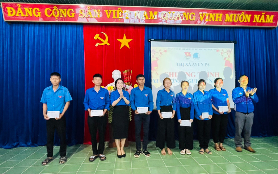 Ban tổ chức tặng quà cho đoàn viên, thanh niên có hoàn cảnh khó khăn. Ảnh: Vũ Chi