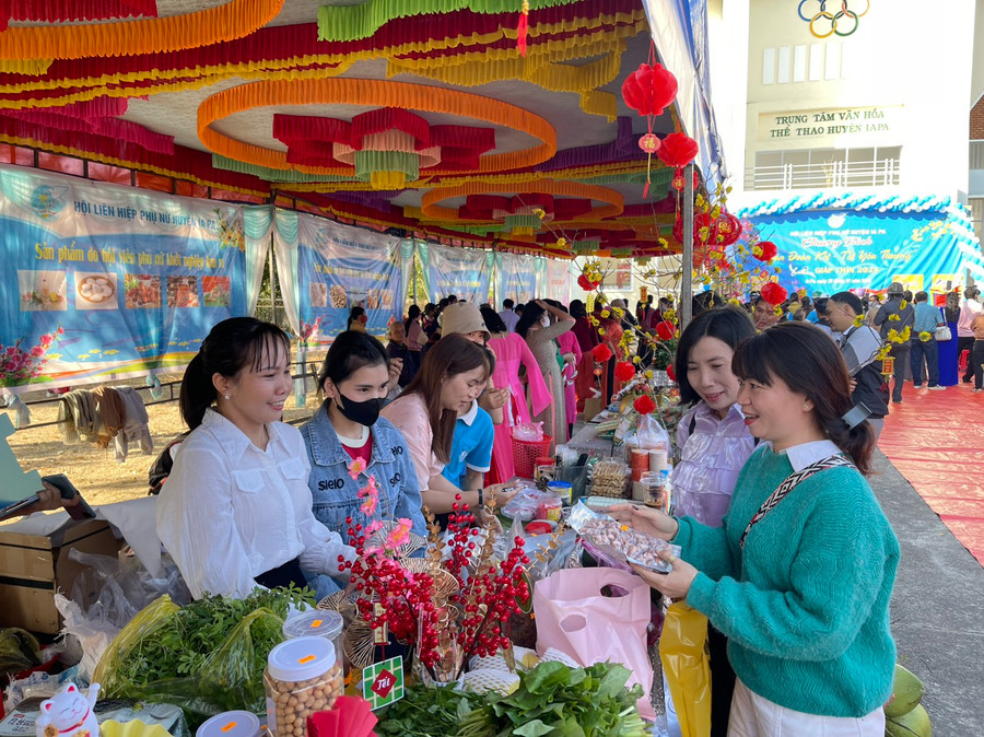 Người dân phấn khởi tham quan, mua sắm tại phiên chợ Tết an toàn. Ảnh: Vũ Chi Người dân phấn khởi tham quan, mua sắm tại phiên chợ Tết an toàn. Ảnh: Vũ Chi