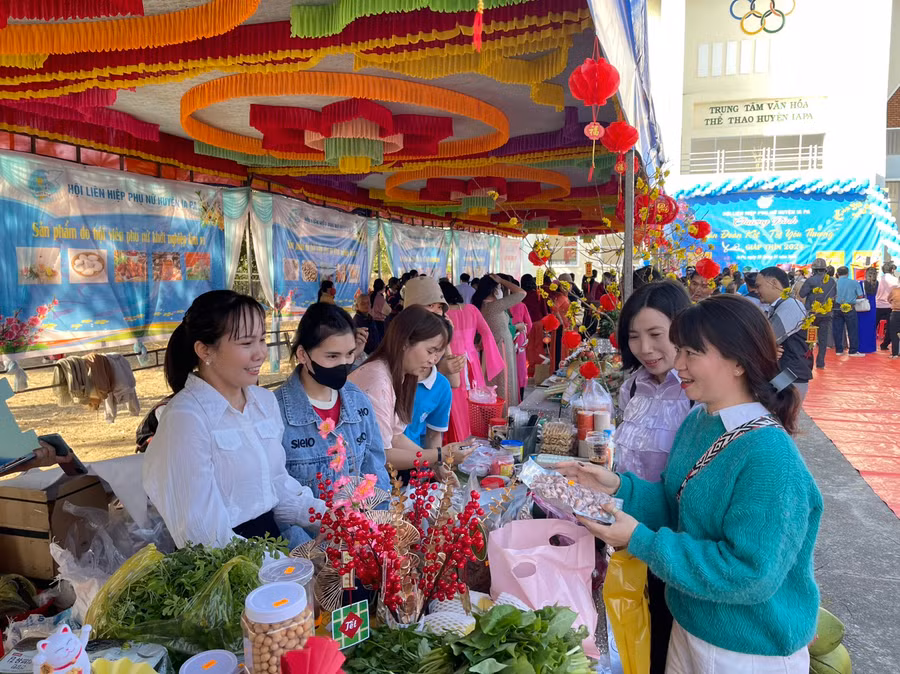 Người dân phấn khởi tham quan, mua sắm tại phiên chợ Tết an toàn. Ảnh: Vũ Chi