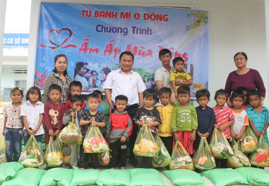 Thầy Tùng cùng các Mạnh Thường Quân trao quà cho các em học sinh có hoàn cảnh khó khăn của Trường Mẫu giáo Sơn Ca (điểm trường thôn Bi Giông). Ảnh: Vũ Chi