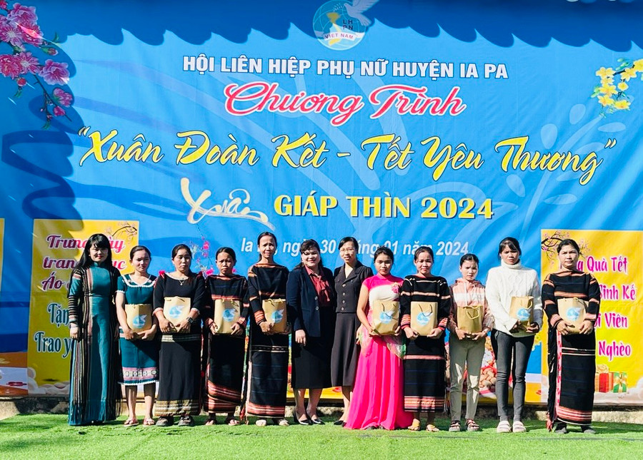 Ban tổ chức trao quà cho hội viên phụ nữ có hoàn cảnh khó khăn. Ảnh: Vũ Chi Ban tổ chức trao quà cho hội viên phụ nữ có hoàn cảnh khó khăn. Ảnh: Vũ Chi