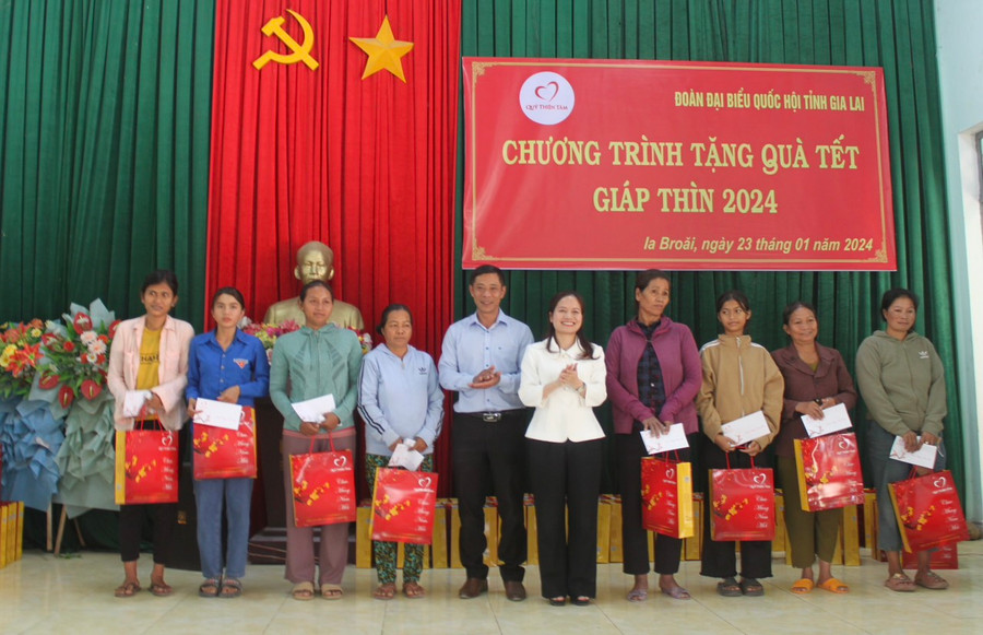 Phó trưởng Đoàn đại biểu Quốc hội tỉnh Siu Hương (thứ 5 từ phải sang) và Bí thư Huyện ủy Ia Pa Nguyễn Minh Trưởng (thứ 5 từ trái sang) tặng quà các hộ nghèo tại xã Ia Broăi. Ảnh: Vũ Chi Phó trưởng Đoàn đại biểu Quốc hội tỉnh Siu Hương (thứ 5 từ phải sang) và Bí thư Huyện ủy Ia Pa Nguyễn Minh Trưởng (thứ 5 từ trái sang) tặng quà các hộ nghèo tại xã Ia Broăi. Ảnh: Vũ Chi