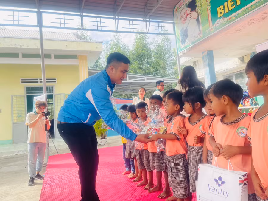 Huyện Đoàn Krông Pa phối hợp với nhóm thiện nguyện Khánh Lâm Foundation tặng quà các em học sinh Trường Mẫu giáo Vành Khuyên (xã Ia Hdreh). Ảnh: Vũ Chi