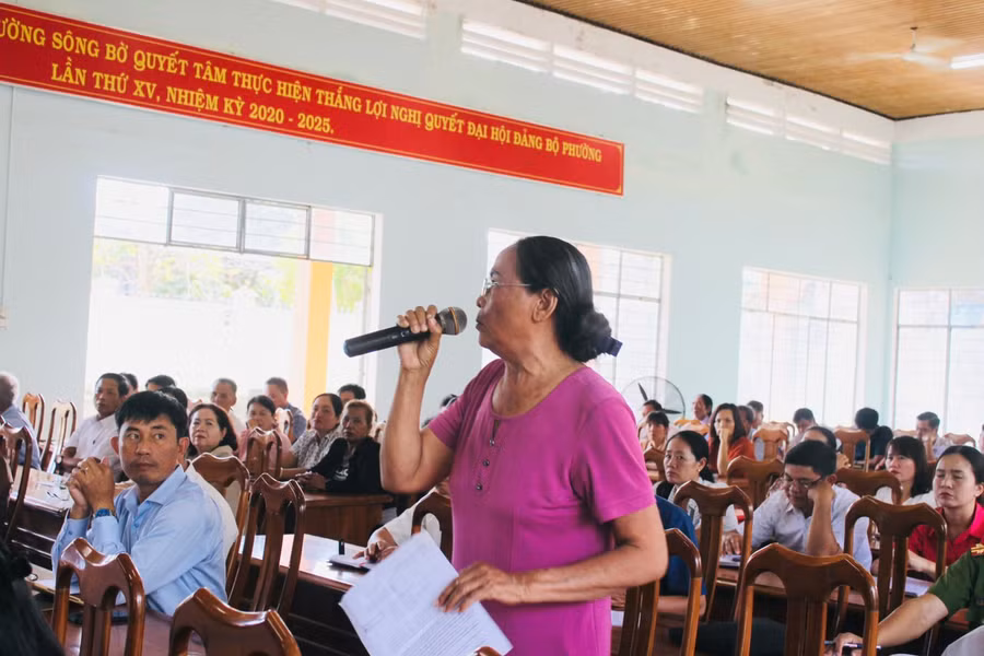 Cử tri phường Sông Bờ kiến nghị tại buổi tiếp xúc cử tri. Ảnh: Vũ Chi