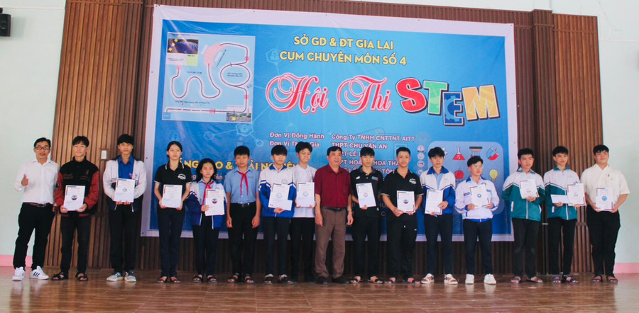 Ban tổ chức trao giải cho các đội thi tại phần thi Robotics. Ảnh: Vũ Chi