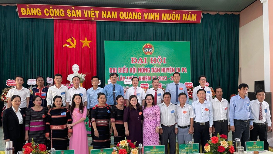 Ban chấp hành Hội Nông dân huyện Ia Pa khóa V ra mắt Đại hội. Ảnh: Ngô Vũ Ban chấp hành Hội Nông dân huyện Ia Pa khóa V ra mắt Đại hội. Ảnh: Ngô Vũ