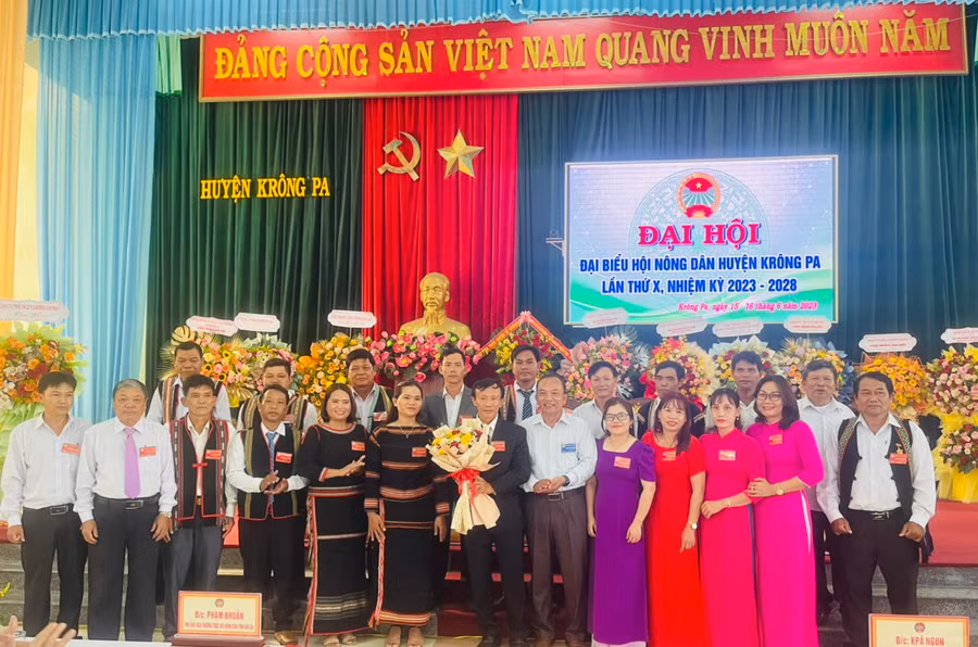 Ban chấp hành Hội Nông dân huyện Krông Pa khóa X ra mắt Đại hội. Ảnh: Vũ Chi