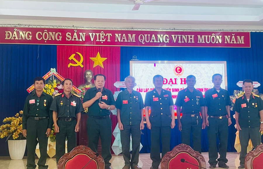 Ban Chấp hành Câu lạc bộ Cựu chiến binh sản xuất, kinh doanh giỏi huyện Krông Pa khóa III ra mắt đại hội. Ảnh: Vũ Chi Ban Chấp hành Câu lạc bộ Cựu chiến binh sản xuất, kinh doanh giỏi huyện Krông Pa khóa III ra mắt đại hội. Ảnh: Vũ Chi