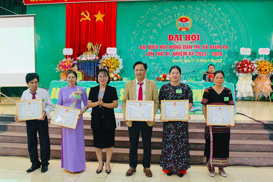 5 tập thể được Chủ tịch UBND thị xã khen thưởng vì đã có thành tích xuất sắc tiêu biểu trong công tác Hội và phong trào nông dân nhiệm kỳ 2018-2023. Ảnh: Vũ Chi