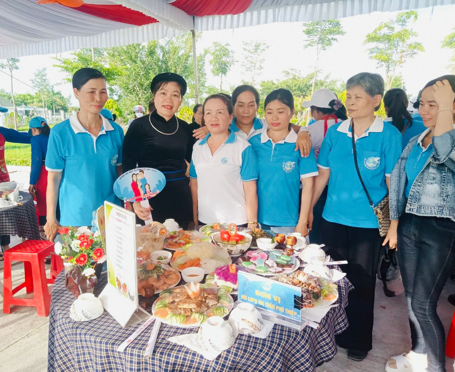Mâm cơm của Hội Liên hiệp phụ nữ thị trấn Phú Thiện đạt giải nhất hội thi. Ảnh: Kim Cúc Mâm cơm của Hội Liên hiệp phụ nữ thị trấn Phú Thiện đạt giải nhất hội thi. Ảnh: Kim Cúc