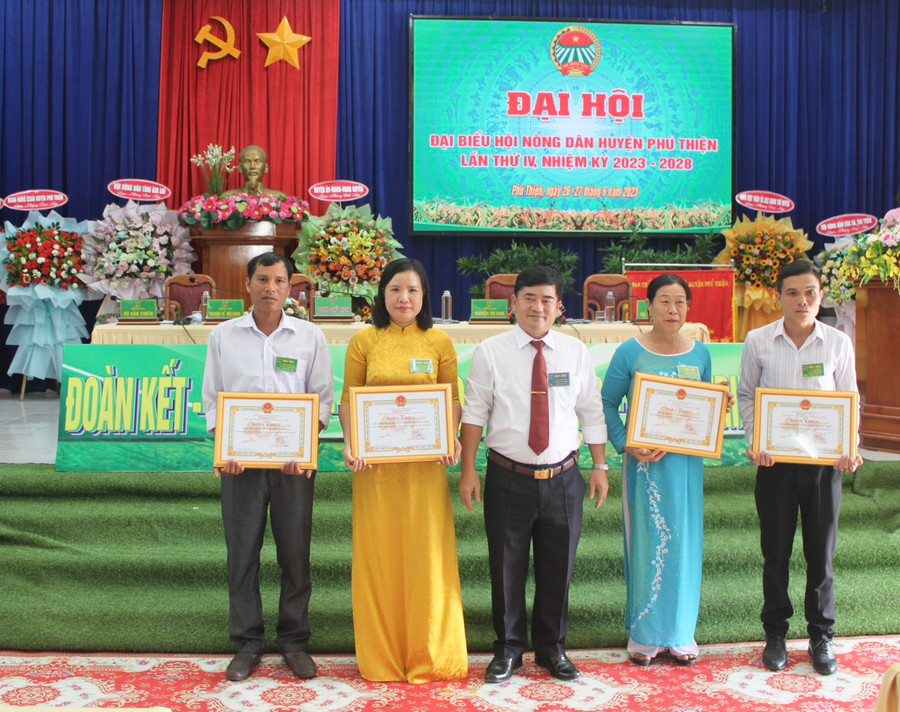 4 tập thể được Chủ tịch UBND huyện tặng giấy khen vì có thành tích xuất sắc trong công tác Hội nhiệm kỳ 2018-2023. Ảnh: Vũ Chi 4 tập thể được Chủ tịch UBND huyện tặng giấy khen vì có thành tích xuất sắc trong công tác Hội nhiệm kỳ 2018-2023. Ảnh: Vũ Chi