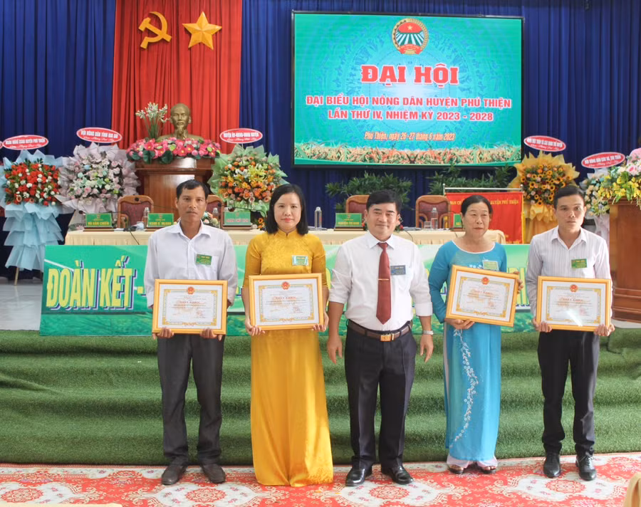 4 tập thể được Chủ tịch UBND huyện tặng giấy khen vì có thành tích xuất sắc trong công tác Hội nhiệm kỳ 2018-2023. Ảnh: Vũ Chi