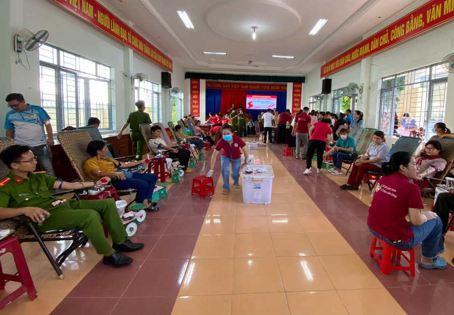 Đông đảo cán bộ, công chức, người lao động huyện Krông Pa tham gia ngày hội hiến máu tình nguyện. Ảnh: Thanh Tâm