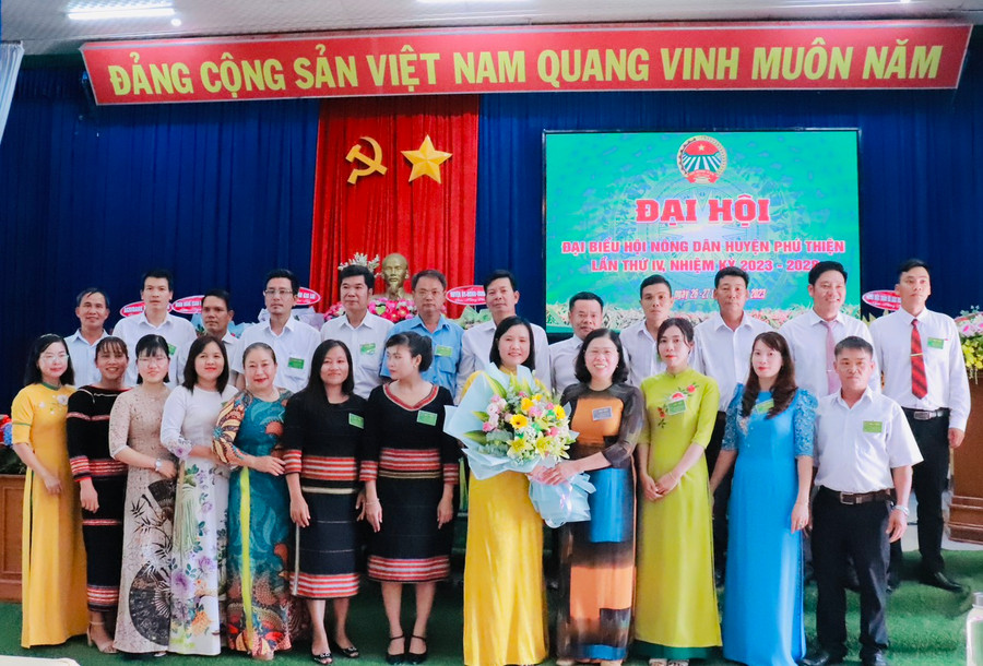 Ban Chấp hành Hội Nông dân huyện Phú Thiện khóa IV ra mắt Đại hội. Ảnh: Vũ Chi Ban Chấp hành Hội Nông dân huyện Phú Thiện khóa IV ra mắt Đại hội. Ảnh: Vũ Chi