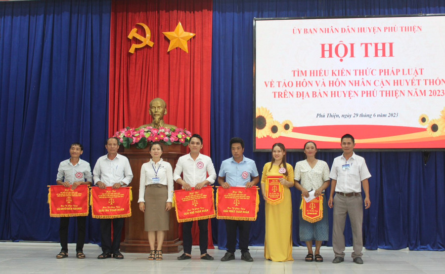 Ban tổ chức trao giải cho các đội tham gia hội thi. Ảnh: Vũ Chi Ban tổ chức trao giải cho các đội tham gia hội thi. Ảnh: Vũ Chi