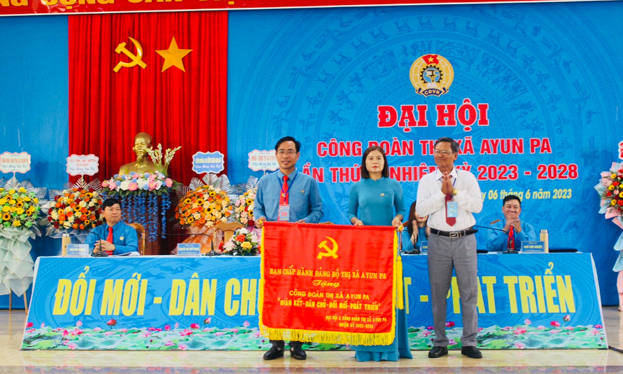 Ban Chấp hành Đảng bộ thị xã Ayun Pa tặng bức trướng cho Công đoàn thị xã. Ảnh: Vũ Chi