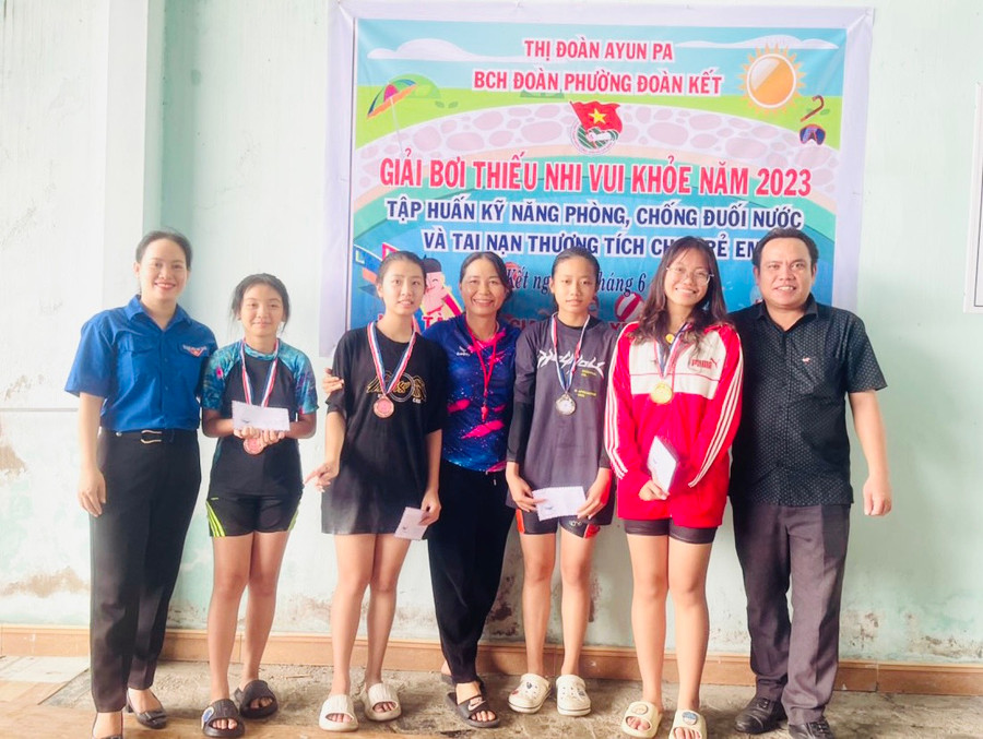 Ban tổ chức trao giải cho các vận động viên tham gia nội dung bơi ếch 100 m nữ lứa tuổi 14-15 tuổi. Ảnh: Vũ Chi Ban tổ chức trao giải cho các vận động viên tham gia nội dung bơi ếch 100 m nữ lứa tuổi 14-15 tuổi. Ảnh: Vũ Chi