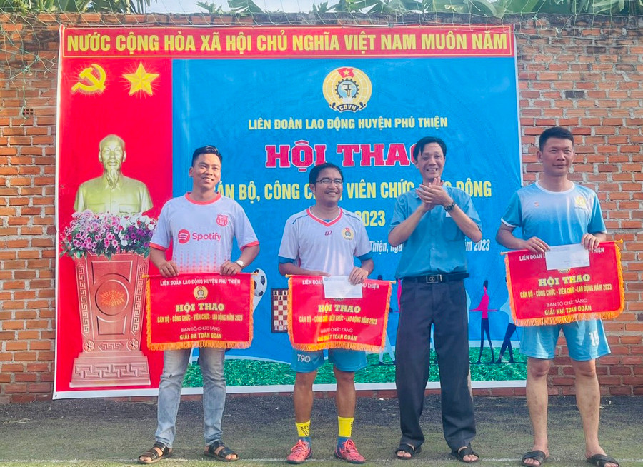 Ban tổ chức trao giải nhất, nhì, ba toàn đoàn cho các đoàn tham gia hội thao. Ảnh: Vũ Chi Ban tổ chức trao giải nhất, nhì, ba toàn đoàn cho các đoàn tham gia hội thao. Ảnh: Vũ Chi