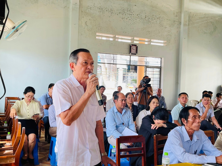 Các cử tri nêu kiến nghị tại buổi tiếp xúc. Ảnh: Vũ Chi Các cử tri nêu kiến nghị tại buổi tiếp xúc. Ảnh: Vũ Chi