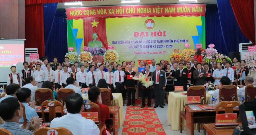 Ủy viên Ủy ban Mặt trận Tổ quốc Việt Nam huyện Phú Thiện khóa IV ra mắt Đại hội. Ảnh: Ksor Giới