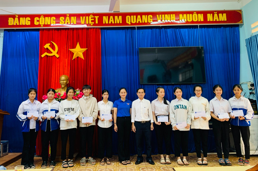 Huyện Đoàn Chư Păh tặng quà cho học sinh khó khăn Trường THPT Mạc Đĩnh Chi. Ảnh: Hoài Phương Huyện Đoàn Chư Păh tặng quà cho học sinh khó khăn Trường THPT Mạc Đĩnh Chi. Ảnh: Hoài Phương
