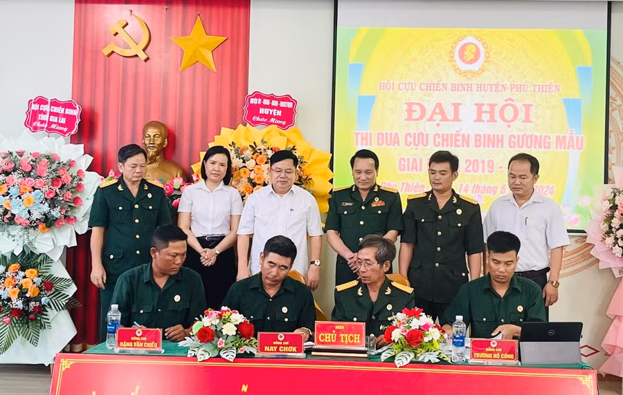 Đại diện Hội Cựu chiến binh huyện và Hội Cựu chiến binh các xã, thị trấn ký cam kết thi đua giai đoạn 2024-2029. Ảnh: Vũ Chi