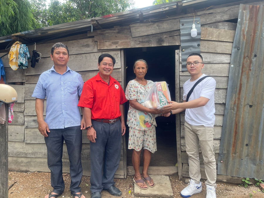 Hội Chữ thập đỏ huyện Phú Thiện phối hợp với các nhà hảo tâm tặng quà hộ nghèo tại thị trấn Phú Thiện. Ảnh: Vũ Chi Hội Chữ thập đỏ huyện Phú Thiện phối hợp với các nhà hảo tâm tặng quà hộ nghèo tại thị trấn Phú Thiện. Ảnh: Vũ Chi