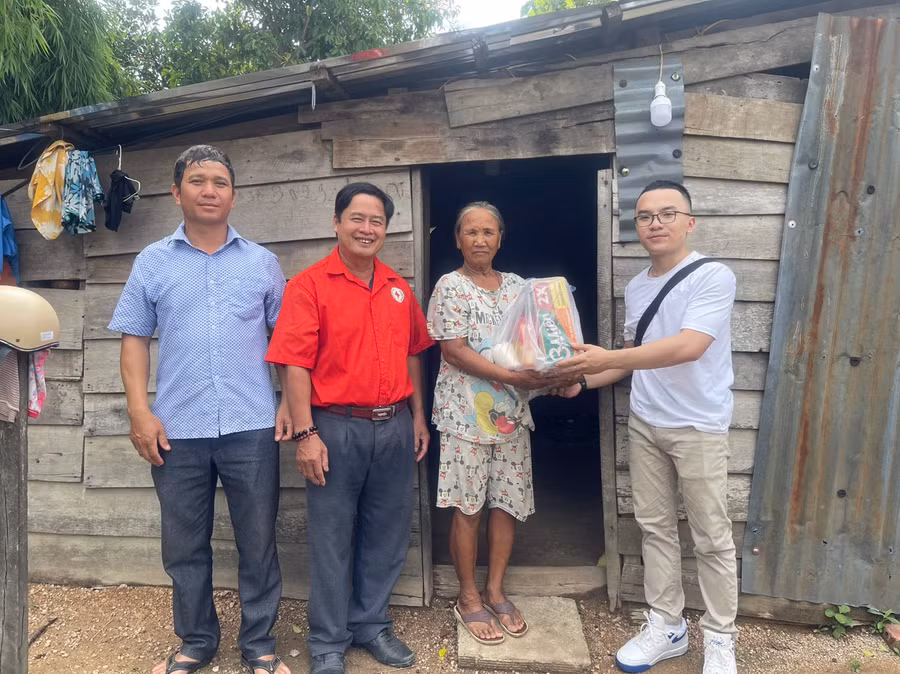 Hội Chữ thập đỏ huyện Phú Thiện phối hợp với các nhà hảo tâm tặng quà hộ nghèo tại thị trấn Phú Thiện. Ảnh: Vũ Chi Hội Chữ thập đỏ huyện Phú Thiện phối hợp với các nhà hảo tâm tặng quà hộ nghèo tại thị trấn Phú Thiện. Ảnh: Vũ Chi