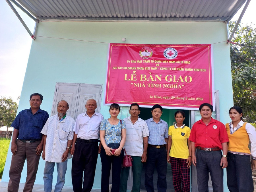 Hội Chữ thập đỏ huyện Phú Thiện phối hợp với Ủy ban Mặt trận Tổ quốc Việt Nam xã Ia Hiao bàn giao nhà tình nghĩa cho bà Ksor H’Chuân (thứ 3 từ phải sang, buôn Chư Plah Jai). Ảnh: Vũ Chi Hội Chữ thập đỏ huyện Phú Thiện phối hợp với Ủy ban Mặt trận Tổ quốc Việt Nam xã Ia Hiao bàn giao nhà tình nghĩa cho bà Ksor H’Chuân (thứ 3 từ phải sang, buôn Chư Plah Jai). Ảnh: Vũ Chi