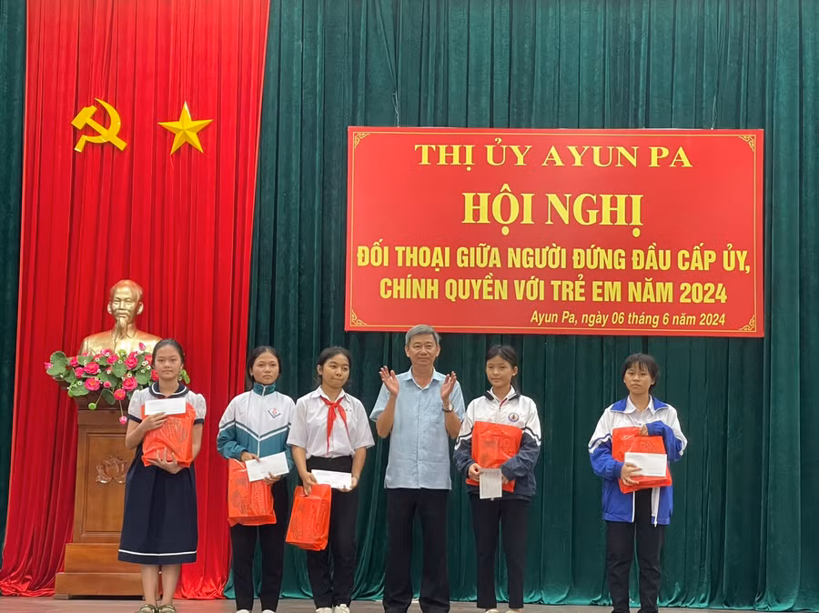 Bí thư Thị ủy Ayun Pa Trần Quốc Khánh trao quà cho 5 em học sinh xuất sắc tiêu biểu tại thị xã. Ảnh: Vũ Chi
