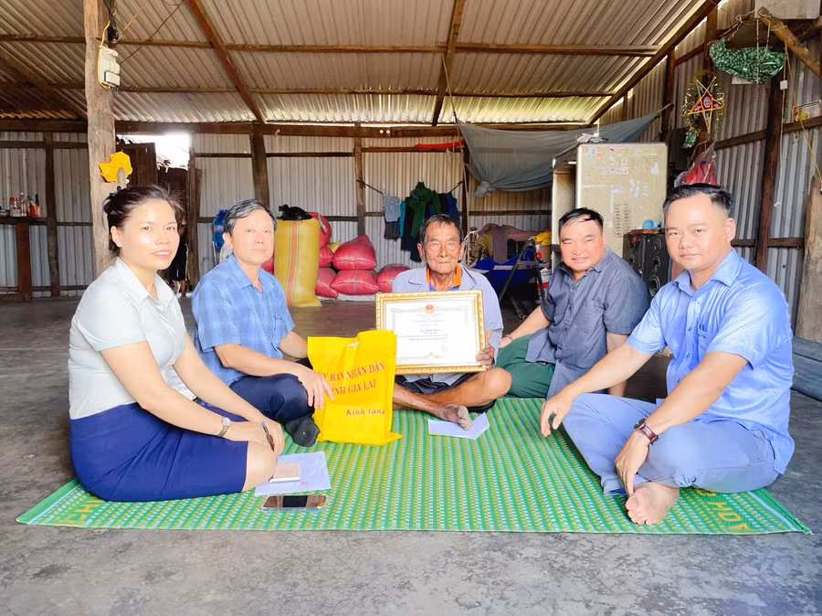 Đoàn đến thăm, chúc thọ, tặng quà cụ Rmah Hyin (người cao tuổi thôn Plei Ring Đáp). Ảnh: Hoa Mai