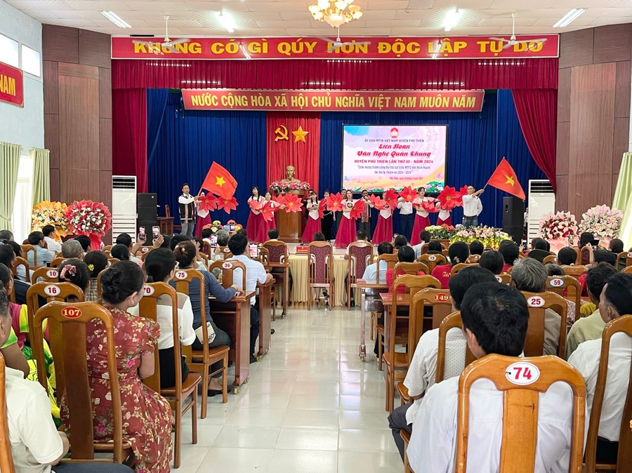 Các tiết mục biểu diễn tại liên hoan đều được đầu tư chu đáo về trang phục, đạo cụ, mang tính chuyên nghiệp cao. Ảnh: Vũ Chi