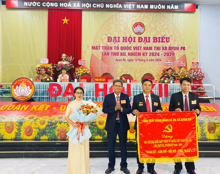 Ban Chấp hành Đảng bộ thị xã Ayun Pa tặng Mặt trận Tổ quốc Việt Nam thị xã bức trướng với nội dung “Đoàn kết-Dân chủ-Đổi mới-Phát triển”. Ảnh: Vũ Chi