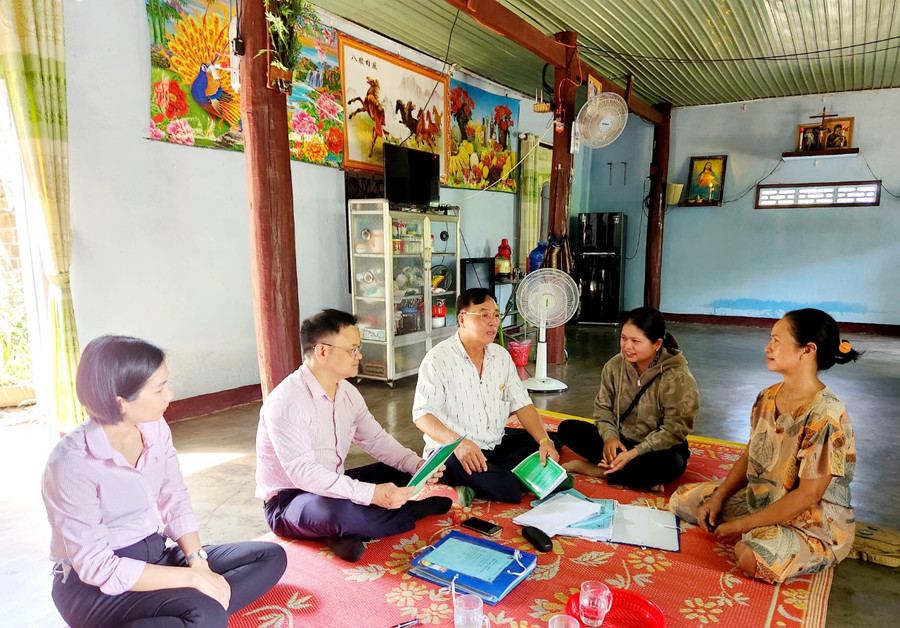 Đoàn kiểm tra trực tiếp hộ vay vốn Ngân hàng Chính sách Xã hội tại xã Ia Trôk, huyện Ia Pa. Ảnh: Kim Liên Đoàn kiểm tra trực tiếp hộ vay vốn Ngân hàng Chính sách Xã hội tại xã Ia Trôk, huyện Ia Pa. Ảnh: Kim Liên