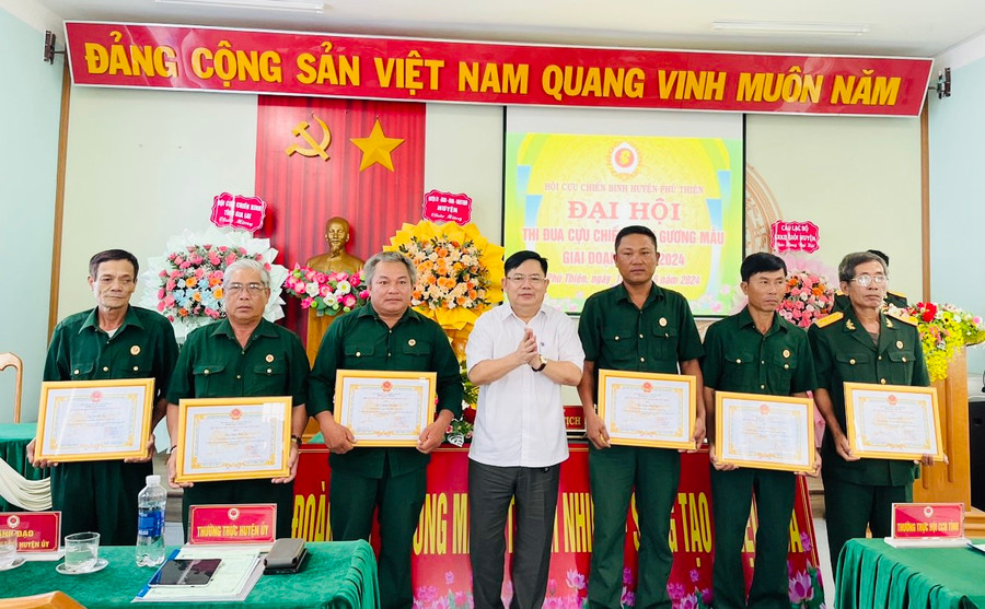 Chủ tịch UBND huyện Phú Thiện Trịnh Văn Sang (đứng giữa) tặng giấy khen cho 6 cá nhân có thành tích xuất sắc trong phong trào thi đua Cựu chiến binh gương mẫu giai đoạn 2019-2024. Ảnh: Vũ Chi