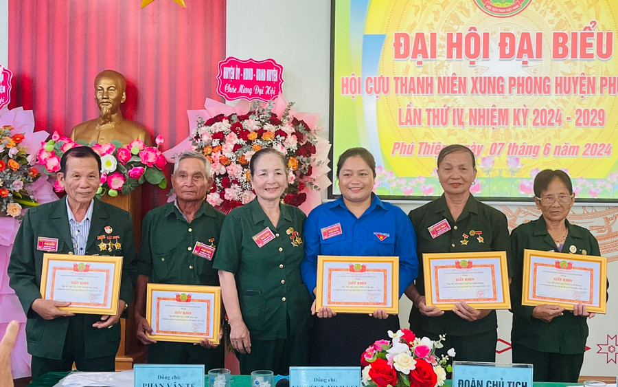 Cựu thanh niên xung phong Nguyễn Công Sự (bìa trái, thôn Plei Tăng B, xã Ia Ake) nhận giấy khen của Huyện Hội vì đã có thành tích xuất sắc trong thực hiện công tác Hội nhiệm kỳ 2019-2024. Ảnh: Vũ Chi