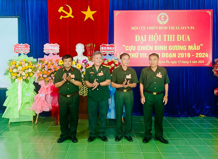 Đại hội biểu quyết bầu 4 đại biểu đi dự Đại hội thi đua Cựu chiến binh gương mẫu cấp tỉnh trong thời gian tới. Ảnh: Nguyễn Sang Đại hội biểu quyết bầu 4 đại biểu đi dự Đại hội thi đua Cựu chiến binh gương mẫu cấp tỉnh trong thời gian tới. Ảnh: Nguyễn Sang