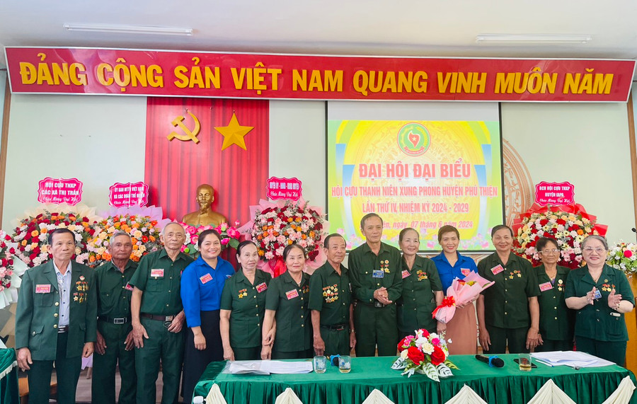 Ban Chấp hành Hội Cựu thanh niên xung phong huyện khóa IV ra mắt Đại hội. Ảnh: Vũ Chi Ban Chấp hành Hội Cựu thanh niên xung phong huyện khóa IV ra mắt Đại hội. Ảnh: Vũ Chi