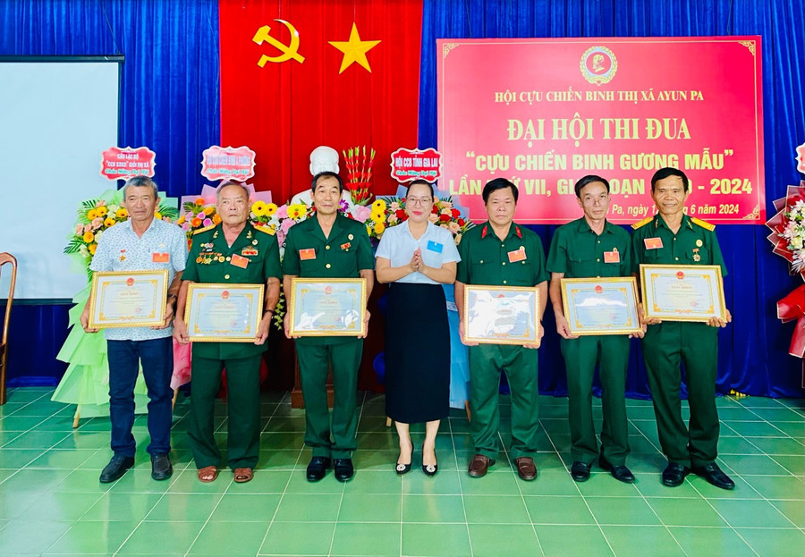 6 tập thể được Chủ tịch UBND thị xã tặng giấy khen vì có thành tích xuất sắc trong phong trào thi đua Cựu chiến binh gương mẫu giai đoạn 2019-2024. Ảnh: Nguyễn Sang 6 tập thể được Chủ tịch UBND thị xã tặng giấy khen vì có thành tích xuất sắc trong phong trào thi đua Cựu chiến binh gương mẫu giai đoạn 2019-2024. Ảnh: Nguyễn Sang