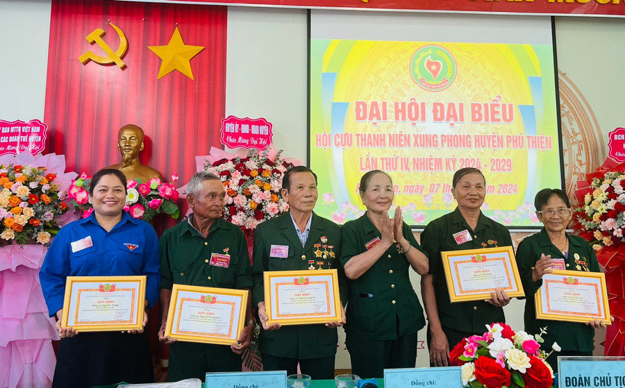 Hội Cựu thanh niên xung phong huyện tặng giấy khen cho các cá nhân có thành tích xuất sắc trong công tác Hội giai đoạn 2019-2024. Ảnh Vũ Chi Hội Cựu thanh niên xung phong huyện tặng giấy khen cho các cá nhân có thành tích xuất sắc trong công tác Hội giai đoạn 2019-2024. Ảnh Vũ Chi