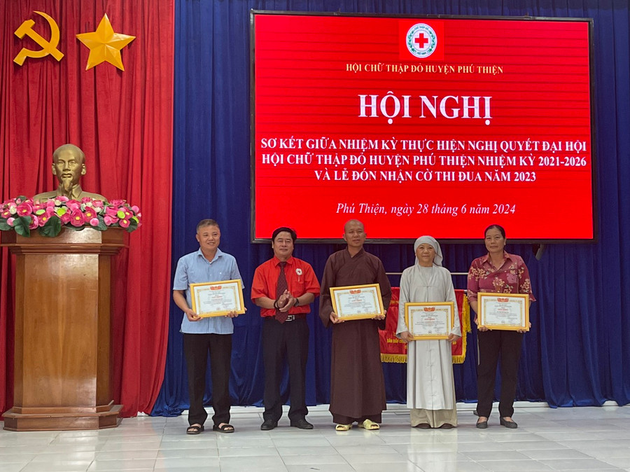 Hội Chữ thập đỏ huyện tặng giấy khen cho các tổ chức, cá nhân có nhiều đóng góp trong hoạt động và phong trào Chữ thập đỏ huyện. Ảnh: Vũ Chi