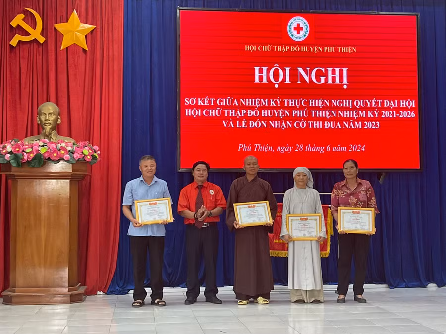 Hội Chữ thập đỏ huyện tặng giấy khen cho các tổ chức, cá nhân có nhiều đóng góp trong hoạt động và phong trào Chữ thập đỏ huyện. Ảnh: Vũ Chi