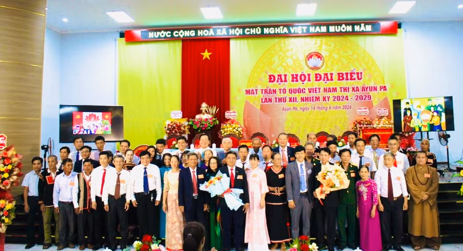 Ủy viên Ủy ban Mặt trận Tổ quốc Việt Nam thị xã khóa XII ra mắt Đại hội. Ảnh: Vũ Chi